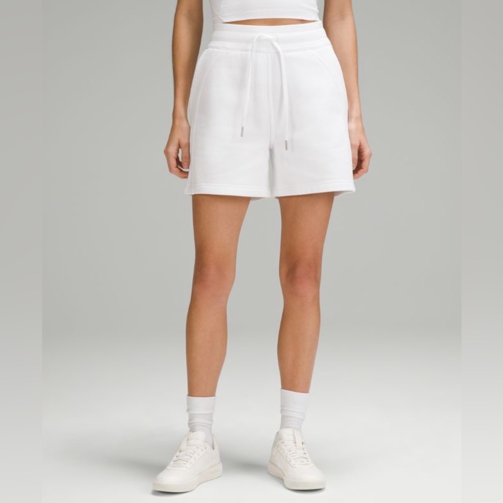 NWT  Lululemon Scuba‎ High-Rise Short 5" Size 8 White